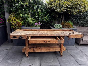 Mooie oude gerestaureerde werkbank. beschikbaar voor biedingen