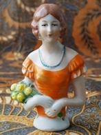 Mooie antieke half doll uit Engeland van porselein 9 cm.