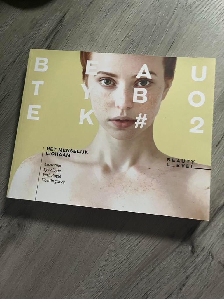 Beautyboek Schoonheidsspecialiste Opleiding, Ophalen of Verzenden, Zo goed als nieuw, MBO