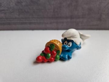 Smulsmurf met mandje bessen beschikbaar voor biedingen