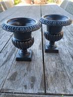 2 vintage gietijzeren planten potten., Ophalen