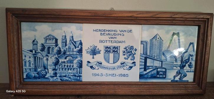 Delftsblauwe Herdenkingstegel Rotterdam 1945-1985, Antiek en Kunst, Antiek | Wandborden en Tegels, Ophalen of Verzenden