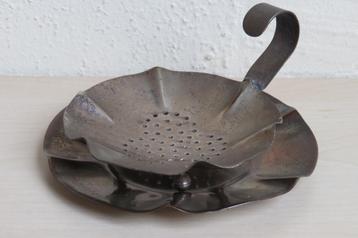 Vintage verzilverd theezeefje met onderschotel beschikbaar voor biedingen