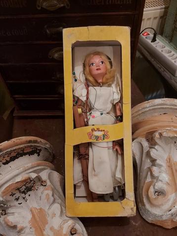 Oude Pelham pop Papier-mache in doos  beschikbaar voor biedingen