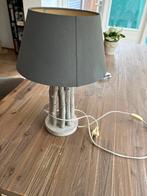 Tafellamp wit met grijze kap, Huis en Inrichting, Lampen | Tafellampen, Ophalen of Verzenden, Zo goed als nieuw, Minder dan 50 cm