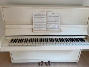 Witte piano beschikbaar voor biedingen
