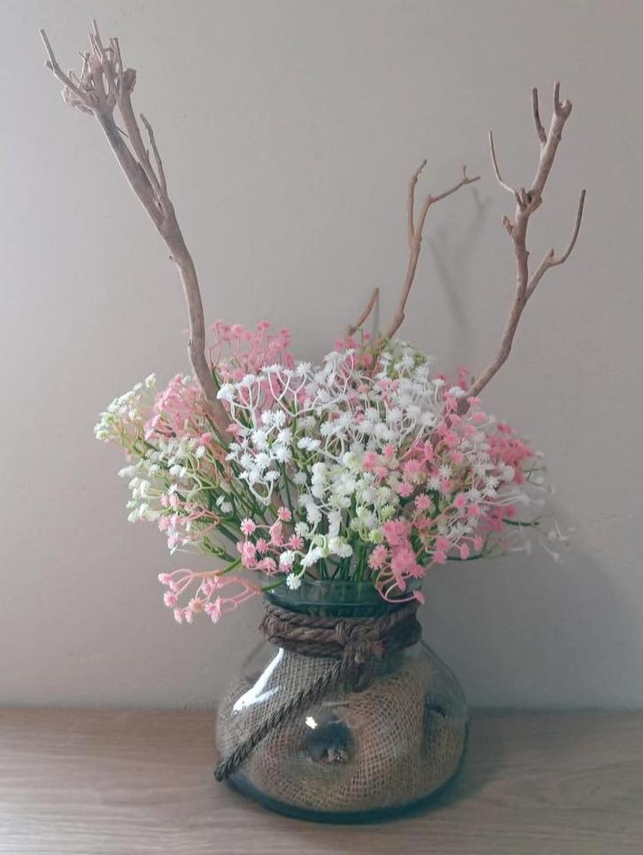 Glazen vaas met kunstbloemen en decoratieve takken, Huis en Inrichting, Woonaccessoires | Kunstplanten en Kunstbloemen, Nieuw