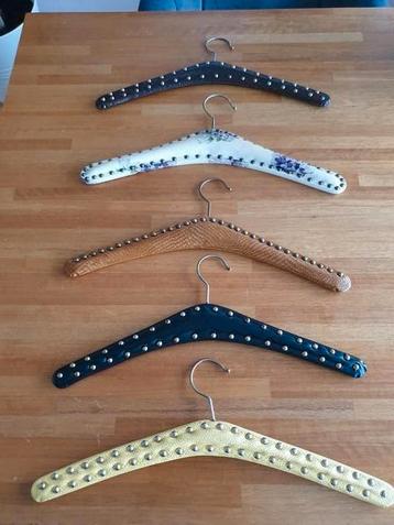 Vintage kleerhangers met studs beschikbaar voor biedingen