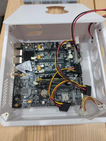 Turing Pi 2 met CM4 en custom case beschikbaar voor biedingen