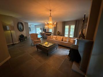 Complete woonkamer beschikbaar voor biedingen