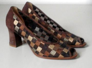 Mooie, bruine pumps met open teen beschikbaar voor biedingen