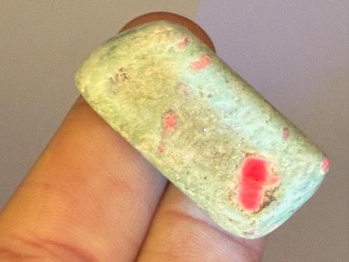 Robijn in Fuchsiet  broekzaksteen mineralen UV actief, Verzamelen, Mineralen en Fossielen, Mineraal, Ophalen of Verzenden