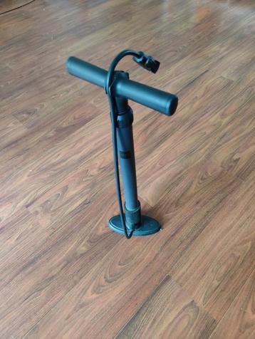 Voet fietspomp zo goed als nieuw beschikbaar voor biedingen