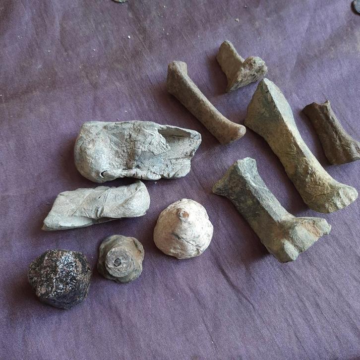 Bodemvondst Friesland: Gewichten Leeuwenpoten Kolfslof?, Antiek en Kunst, Antiek | Overige Antiek, Verzenden