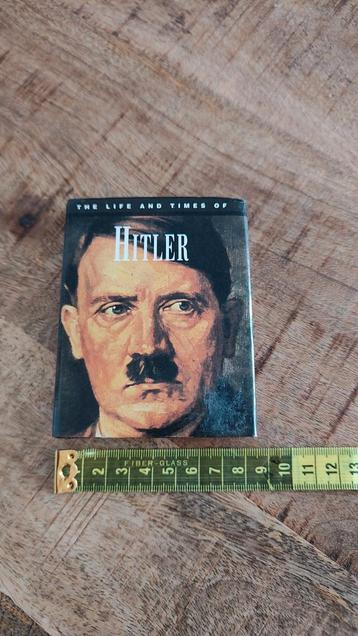 Adolf Hitler - The Life and Times - Mini Boekje beschikbaar voor biedingen