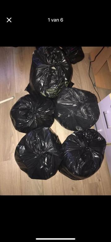 Zakken met kleding beschikbaar voor biedingen