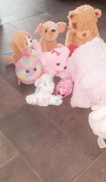 Tas vol met knuffels beschikbaar voor biedingen