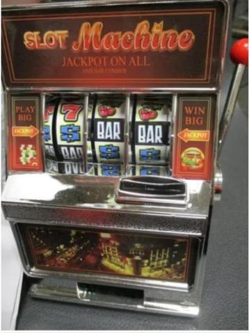 SPAARPOT/GOKMACHINE op batterij'tjes NIEUW in doos beschikbaar voor biedingen