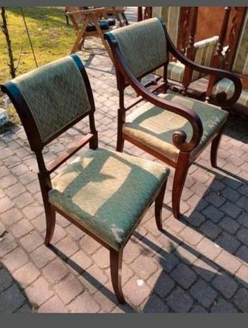 Antieke fauteuils met geleefde uitstraling beschikbaar voor biedingen