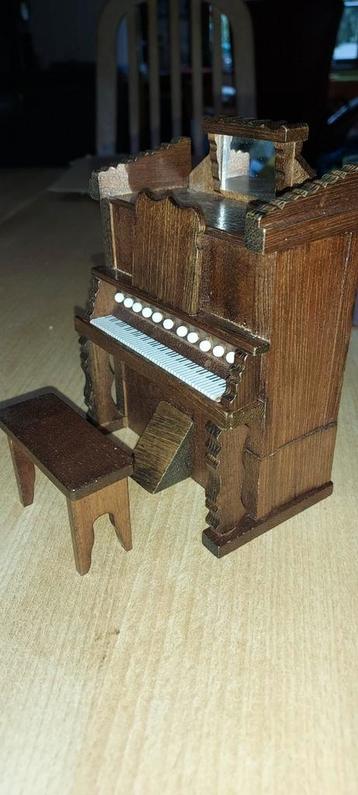 Miniatuur Speeldoos Orgel met Bankje beschikbaar voor biedingen
