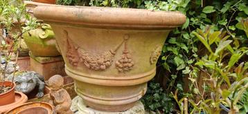 Zeer grote Italiaanse, terracotta potten in klassieke stijl. beschikbaar voor biedingen