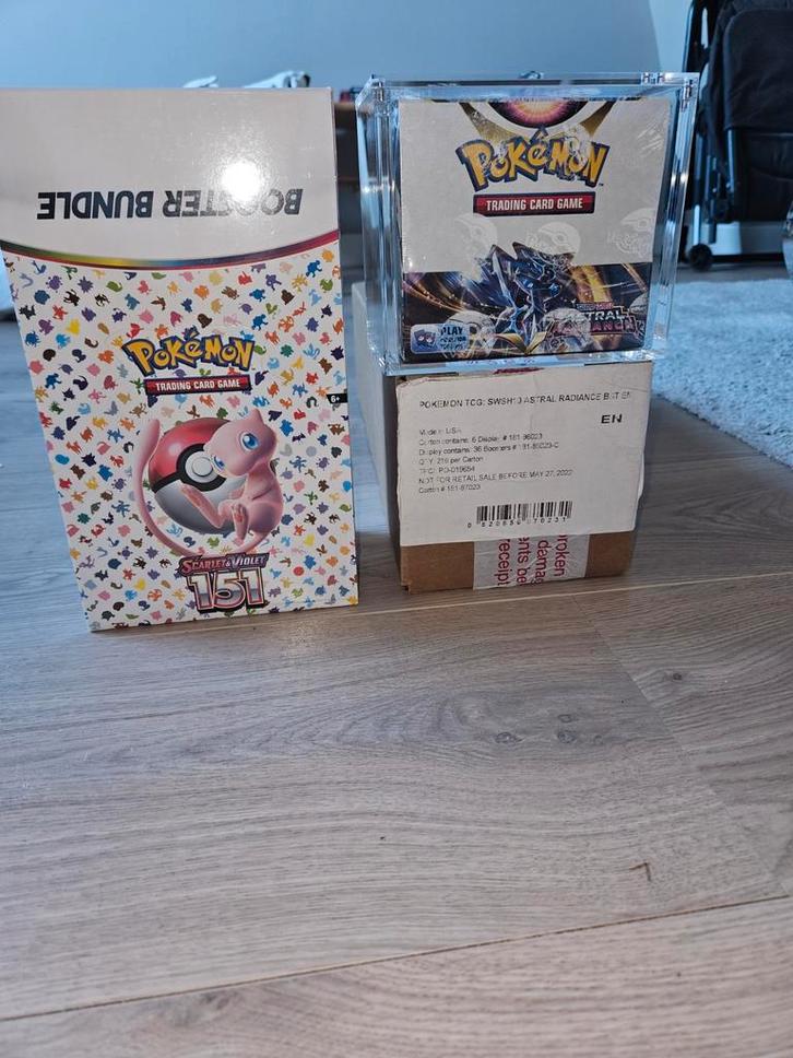 Astral Radiance Boosterbox Case + 151 Booster Bundle, Hobby en Vrije tijd, Verzamelkaartspellen | Pokémon, Nieuw, Boosterbox, Ophalen of Verzenden