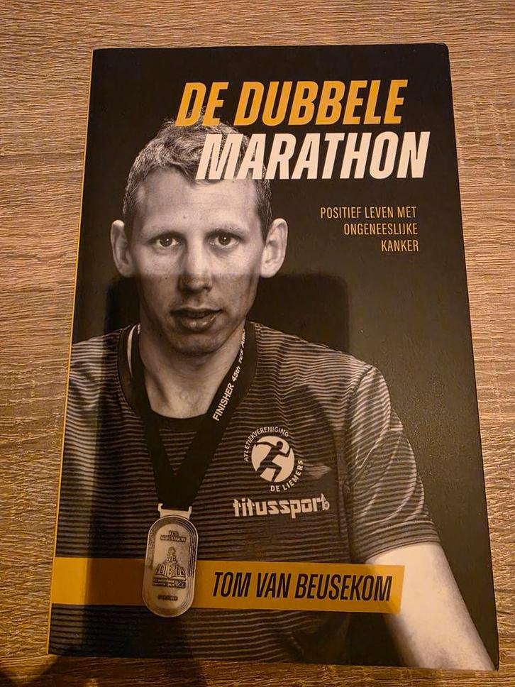 Tom van Beusekom - De dubbele marathon, Boeken, Overige Boeken, Zo goed als nieuw, Ophalen of Verzenden