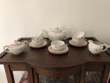 Antiek thee servies beschikbaar voor biedingen