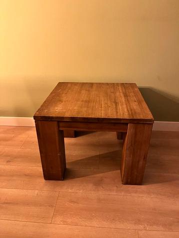 Houten Tafel - Robuust en Stijlvol beschikbaar voor biedingen
