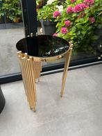 Bijzettafel met zwart glas en gouden details, Huis en Inrichting, Tafels | Bijzettafels, 45 tot 60 cm, Minder dan 55 cm, Rond