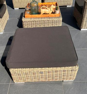 Mooie grote Wicker SVG hocker / loungetafel / voetenbank beschikbaar voor biedingen