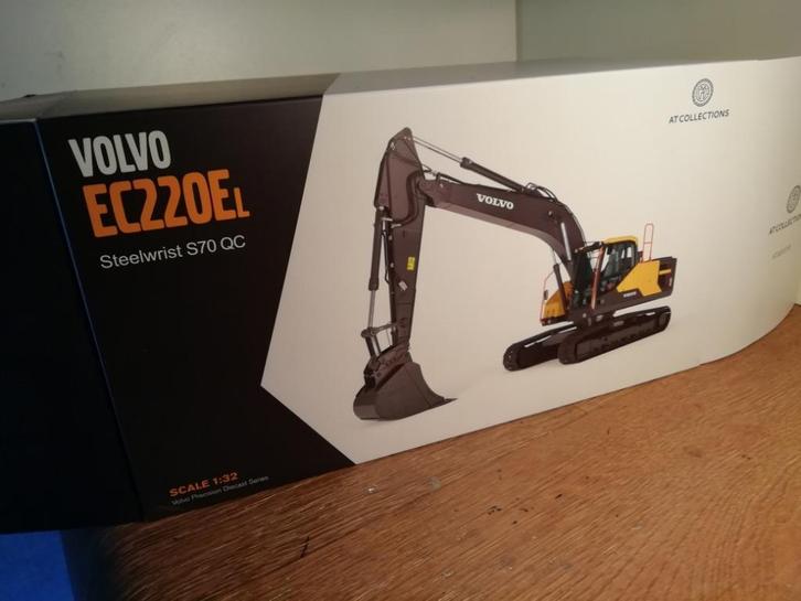 Te koop AT Collections Volvo EC 220El rupskraan., Hobby en Vrije tijd, Modelauto's | 1:32, Nieuw, Tractor of Landbouw, Overige merken