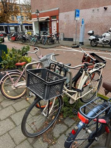Fiets met mand beschikbaar voor biedingen