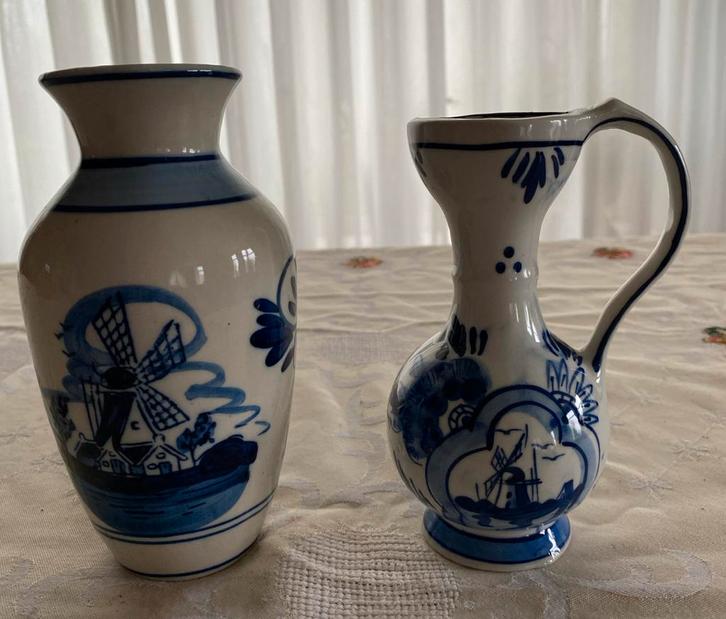 2 Delfts Blauw Vaasjes - Windmolen & Bloemmotief, Antiek en Kunst, Curiosa en Brocante, Ophalen of Verzenden