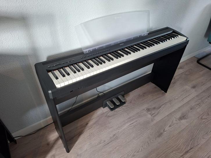 Yamaha P-85 digitale piano met 3 pedalen, Muziek en Instrumenten, Piano's, Zo goed als nieuw, Piano, Zwart, Digitaal, Ophalen