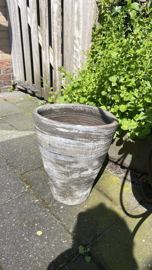 Stoere sobere bloempot / Vaas, Huis en Inrichting, Woonaccessoires | Vazen, Zo goed als nieuw, Overige kleuren, Minder dan 50 cm