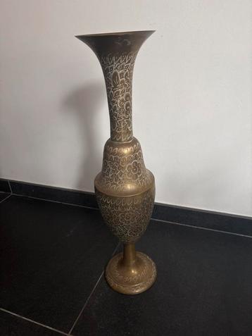 Vintage messing vaas met bloemmotieven 61cm beschikbaar voor biedingen