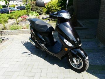 EEN HELE NETTE SCOOTER PEUGEOT V-CLIC.......2016 beschikbaar voor biedingen