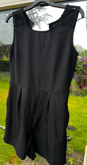 Zwarte korte jumpsuit beschikbaar voor biedingen