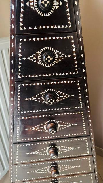 Indonesische Piramidekast met Schuiven beschikbaar voor biedingen