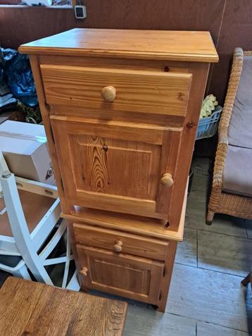 2 hele mooie grenen nachtkastjes te koop. 2 beschikbaar voor biedingen