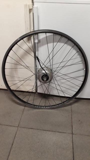 Voorwiel met motor van elektrische fiets  beschikbaar voor biedingen