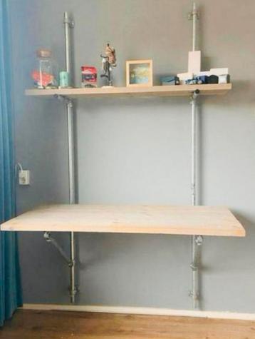 Ergonomische Steigerhouten bureau met steigerbuizen beschikbaar voor biedingen