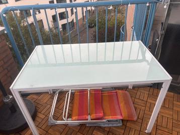 Witte tafel beschikbaar voor biedingen