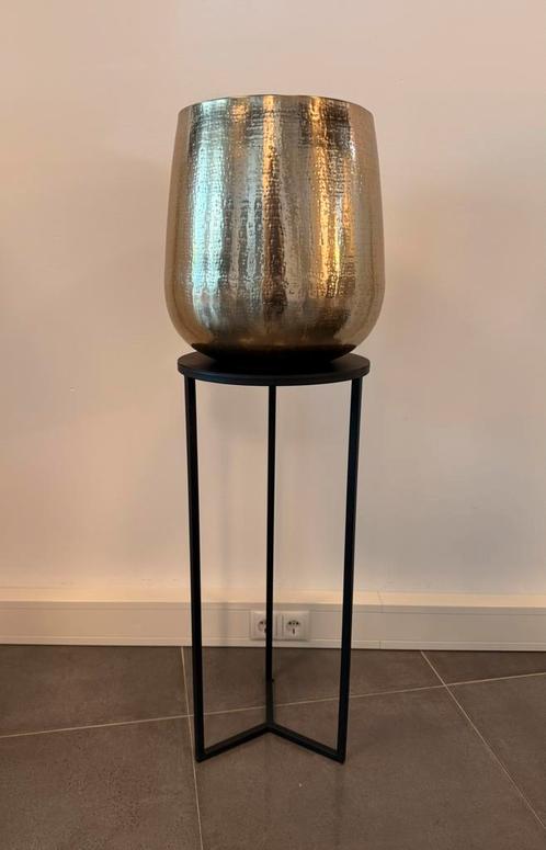 Zwarte plantentafel 80 cm hoog met grote gouden plantenbak, Huis en Inrichting, Woonaccessoires | Zuilen en Pilaren, Gebruikt