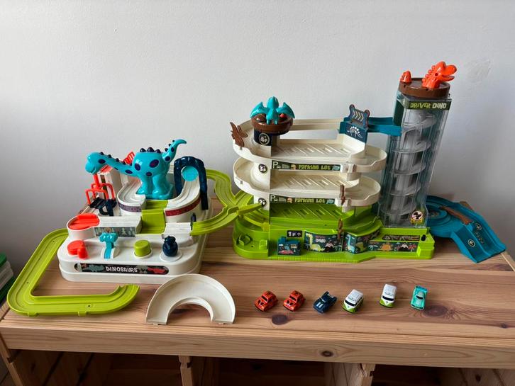 Loef dino carpark incl. 6 autootjes, Verzamelen, Speelgoed, Gebruikt, Ophalen of Verzenden