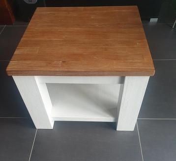 NIEUWSTAAT, Mooie robuuste houten tafel 60 x 60 cm, h= 45 cm beschikbaar voor biedingen