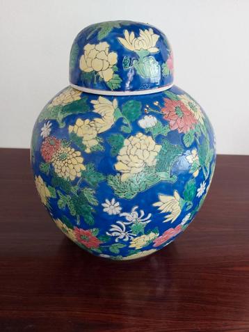 Grote kobaltblauwe chinese gemberpot met polychroom bloemen beschikbaar voor biedingen