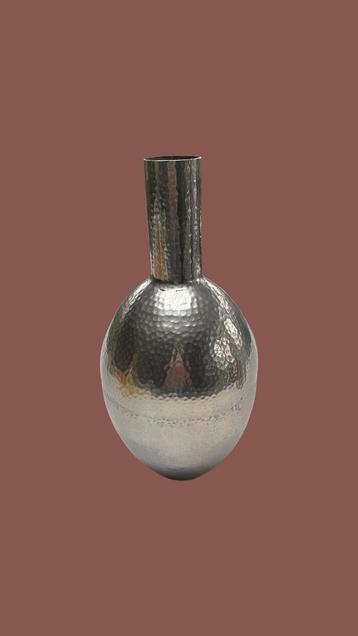 Vintage gehamerde metalen vaas – stijlvolle blikvanger beschikbaar voor biedingen