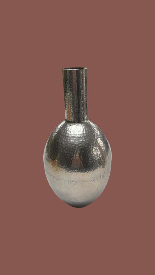 Vintage gehamerde metalen vaas – stijlvolle blikvanger, Huis en Inrichting, Woonaccessoires | Vazen, Zo goed als nieuw, Overige kleuren